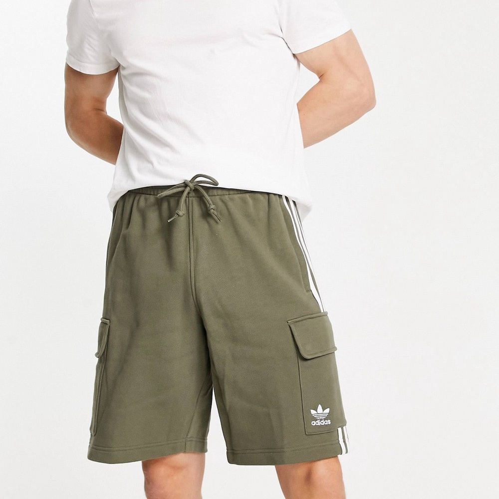 ADIDAS ARMY GREEN CARGO SHORT
NWT
NO BAG
LARGE